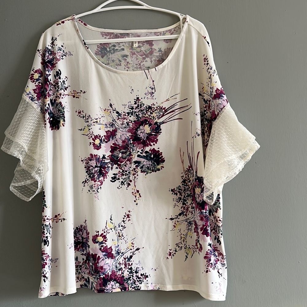 Maurice’s floral flared lace short sleeve top size 1